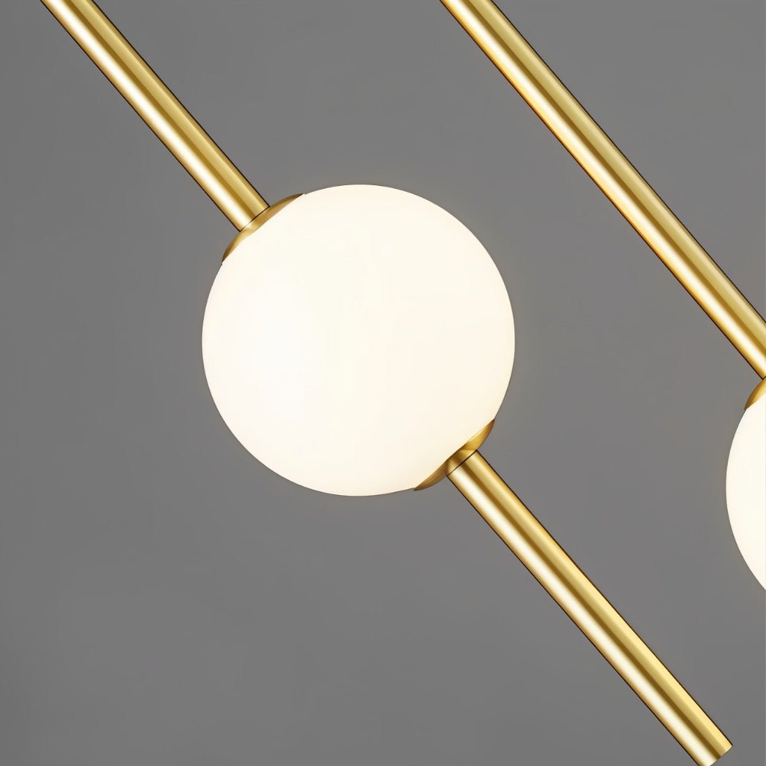 Suspension LED réglable Lyra — Abat-jour en boule de verre, silhouette d’inspiration nordique