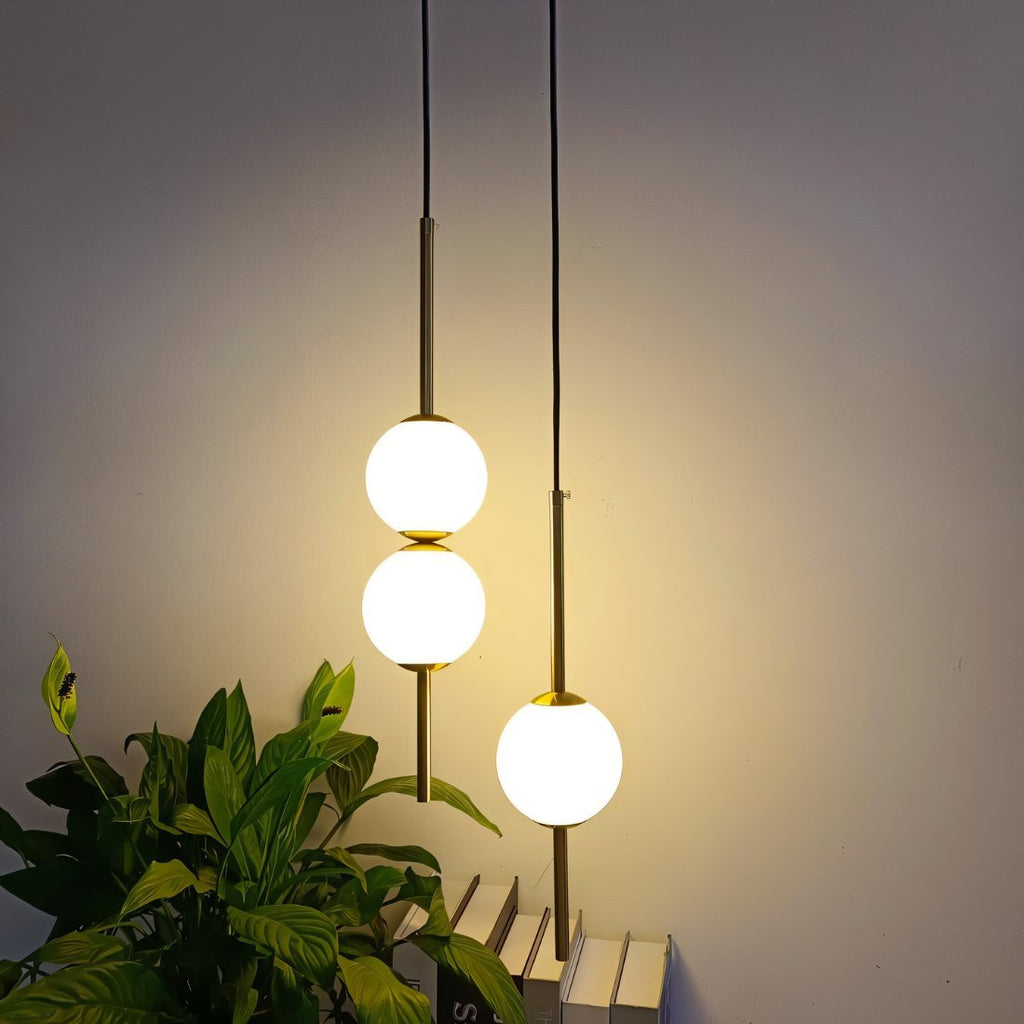 Suspension LED réglable Lyra — Abat-jour en boule de verre, silhouette d’inspiration nordique