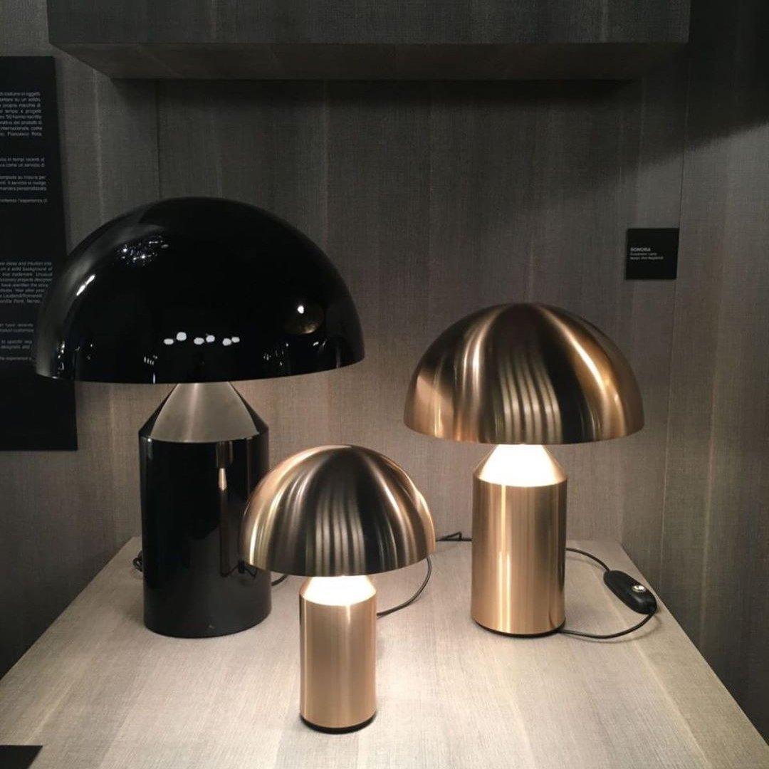Atollo geometrisk bordslampa i metall - ikonisk italiensk design