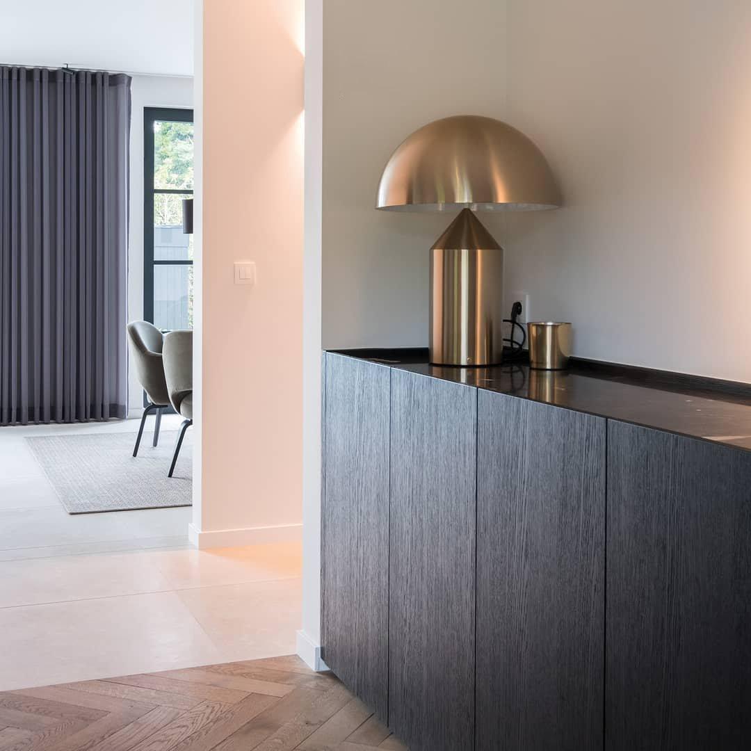 Atollo geometrisk bordslampa i metall - ikonisk italiensk design