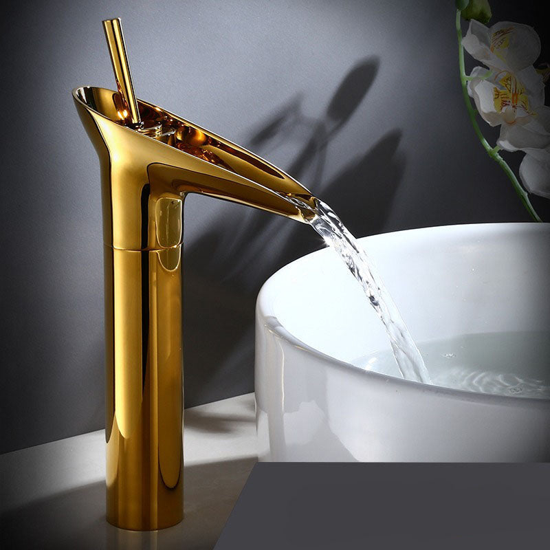 Antik vattenfallskran till handfatet - elegant pipdesign