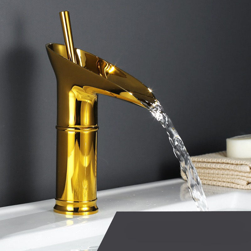 Antik vattenfallskran till handfatet - elegant pipdesign