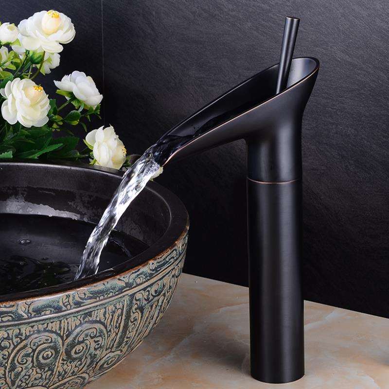 Antik vattenfallskran till handfatet - elegant pipdesign