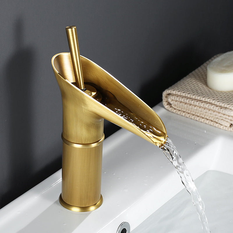 Antik vattenfallskran till handfatet - elegant pipdesign