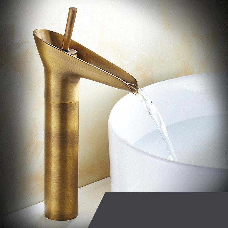 Antik vattenfallskran till handfatet - elegant pipdesign