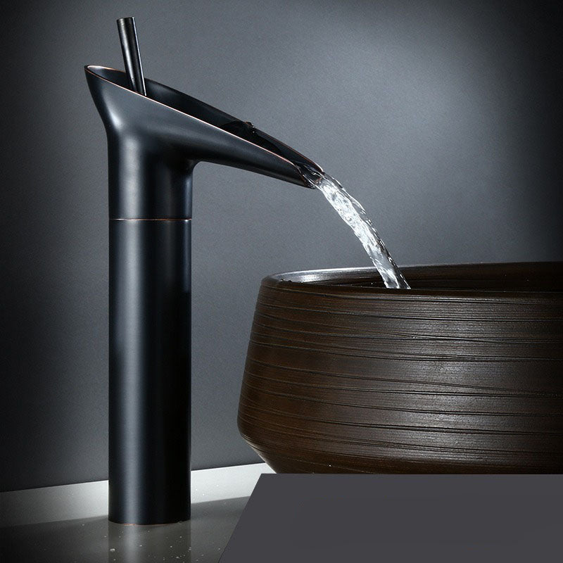 Antik vattenfallskran till handfatet - elegant pipdesign