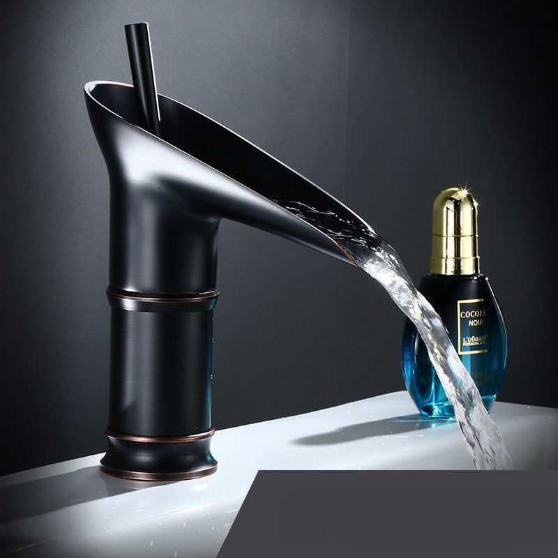 Antik vattenfallskran till handfatet - elegant pipdesign