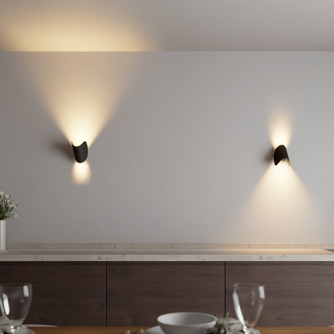مصباح جداري SolaraGlow دافئ بإضاءة منتشرة — 16.5 cm × 10.5 cm