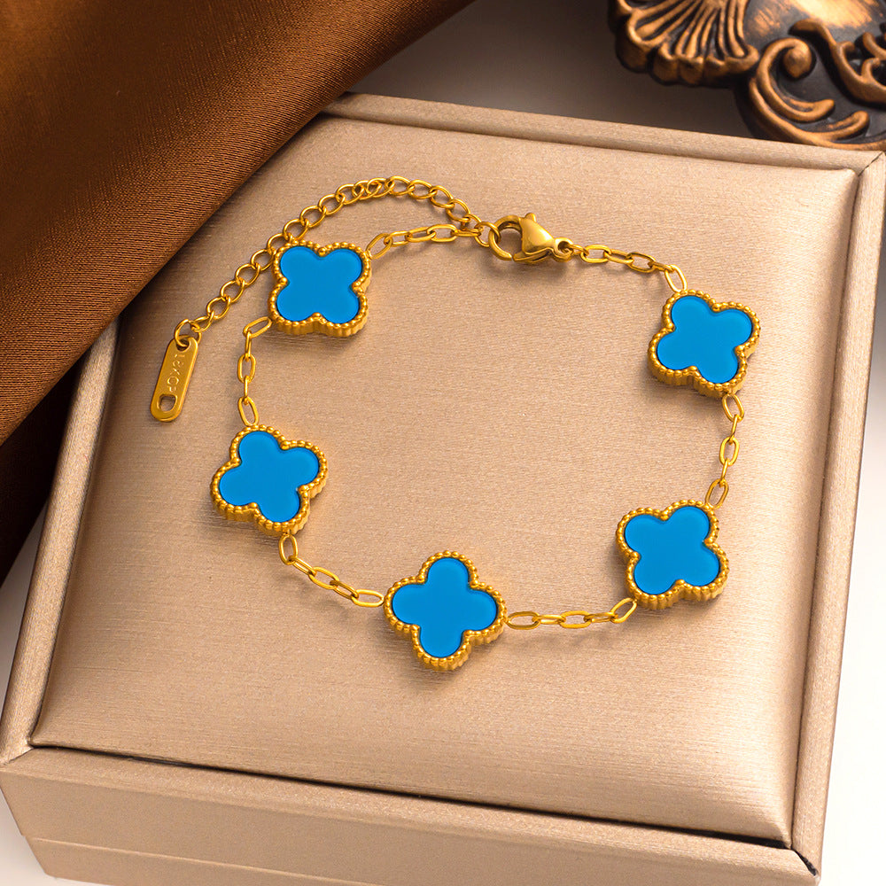 Bracciale con ciondolo a trifoglio Liora — acciaio inossidabile placcato oro, quattro ciondoli floreali