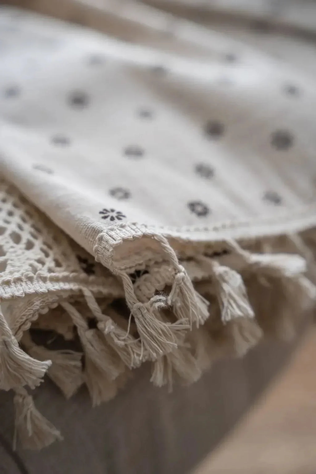 BOHO BREEZE Minimalistischer Vorhang mit handgenähter Spitze