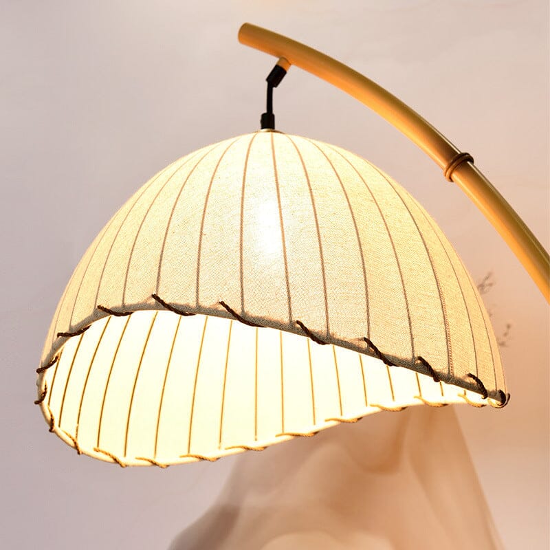 Sylvara Stehlampe mit Bambusakzenten für luxuriöse Wohnzimmer