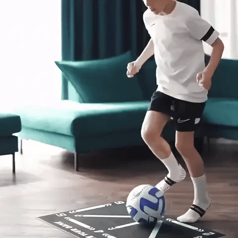 طقم حصيرة Sideline Edge — سطح تدريب بمقاس 90x60 سم، يتضمن جوارب مانعة للانزلاق