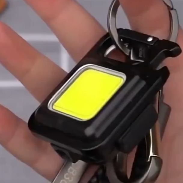 Wielofunkcyjna lampka LED do kluczy z otwieraczem do butelek