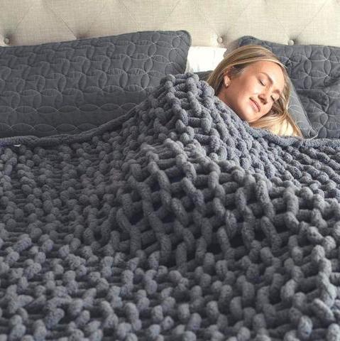 Kuschelige Strickdecke — dick, warm und weich