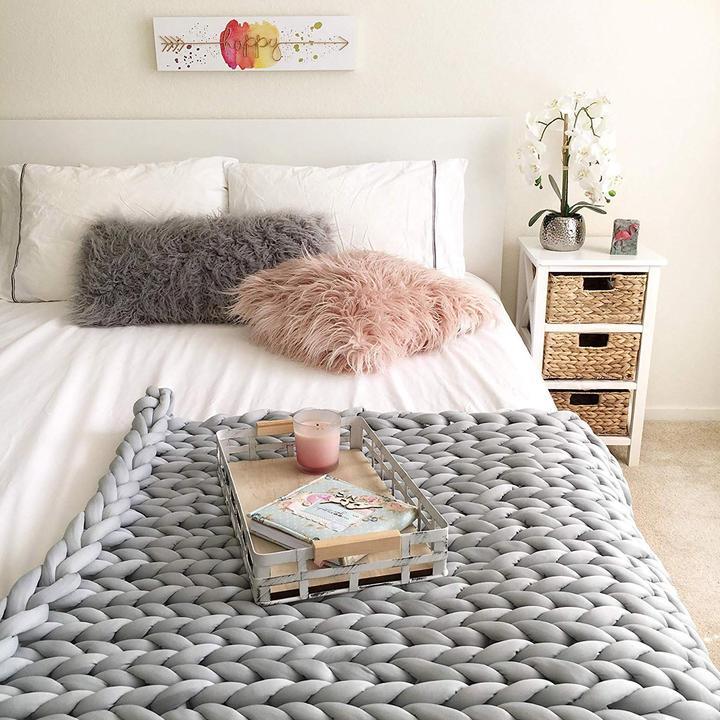 Kuschelige Strickdecke — dick, warm und weich