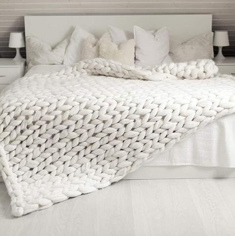 Kuschelige Strickdecke — dick, warm und weich