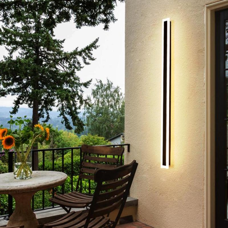 Frostline lineaire buitenwandlamp — transparant acrylpaneel, matzwarte afwerking