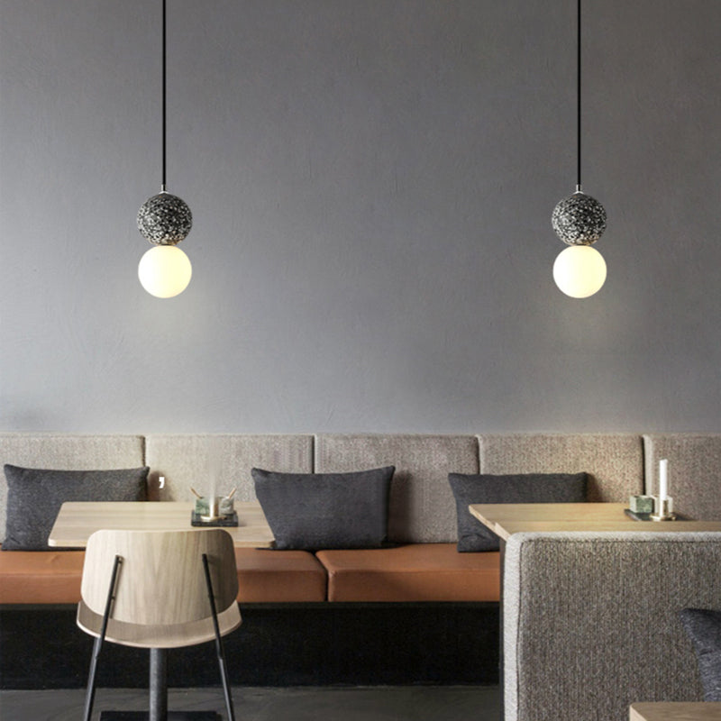 Suspensions LED en forme de globe Valentina — verre noir et blanc