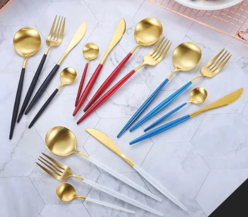 Bestickset i rostfritt stål med 24 delar i guld och silver — lyxigt