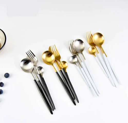 Bestickset i rostfritt stål med 24 delar i guld och silver — lyxigt