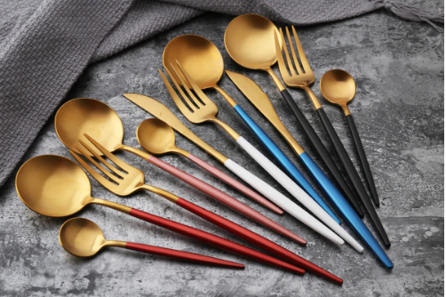 Bestickset i rostfritt stål med 24 delar i guld och silver — lyxigt