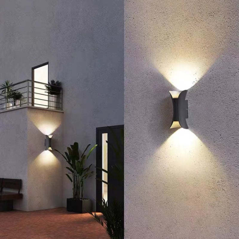 مصباح حائط LED منحني من أركورا، موصول مباشرة بالكهرباء — مصنّف للاستخدام الخارجي IP65