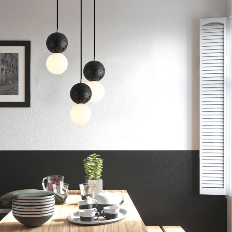 Suspensions LED en forme de globe Valentina — verre noir et blanc