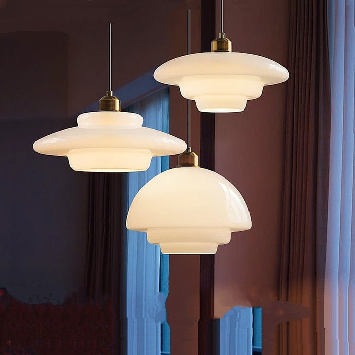 Szklana lampa wisząca Astria w kolorze kości słoniowej, inspirowana latami 50.
