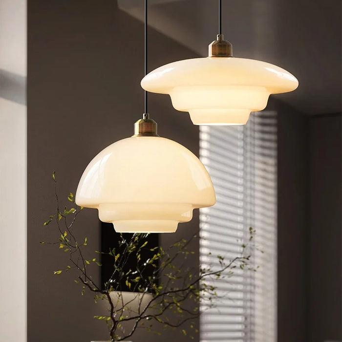 Szklana lampa wisząca Astria w kolorze kości słoniowej, inspirowana latami 50.