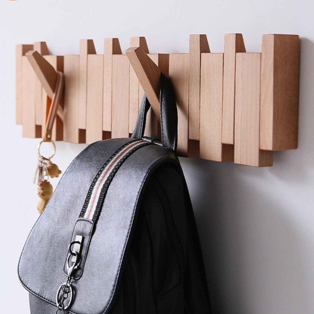 Ručně vyráběný věšák na kabáty Verdehaven Woodcraft HarmoniWood — Silueta inspirovaná klavírem