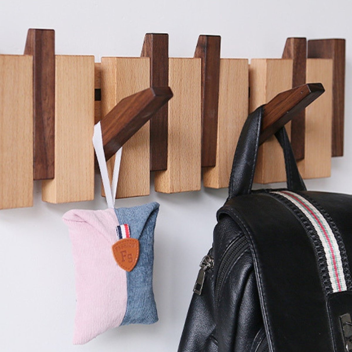 Ručně vyráběný věšák na kabáty Verdehaven Woodcraft HarmoniWood — Silueta inspirovaná klavírem