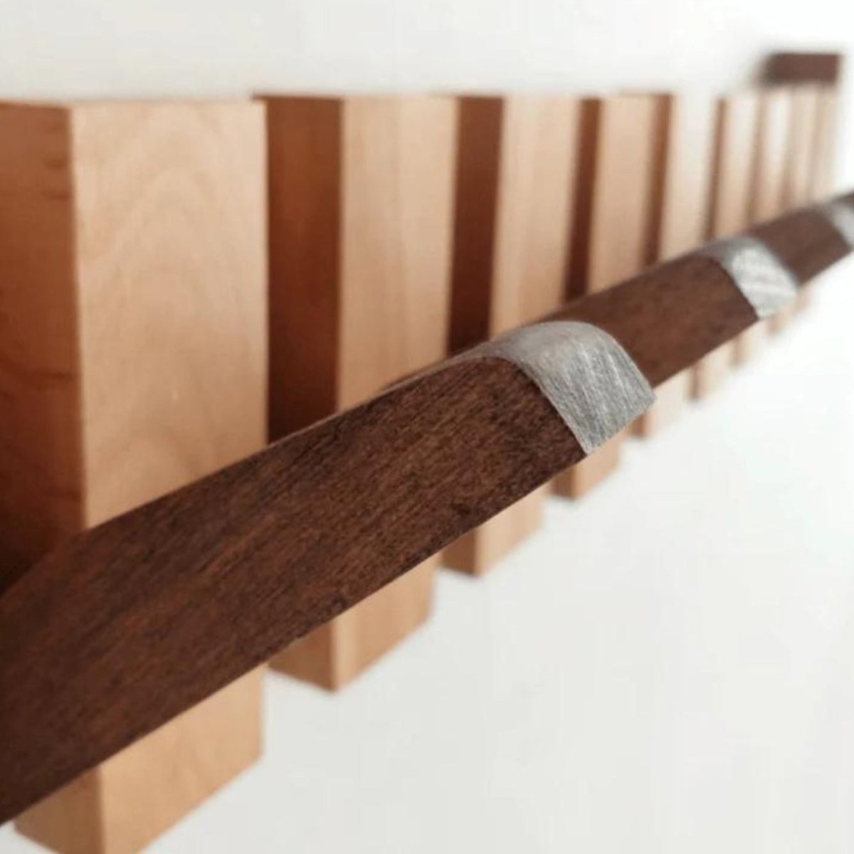 Ručně vyráběný věšák na kabáty Verdehaven Woodcraft HarmoniWood — Silueta inspirovaná klavírem