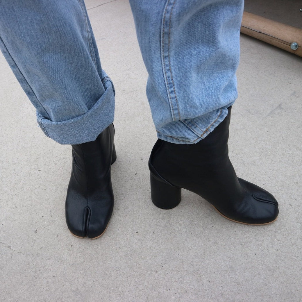 Alera damboots i läder i tabi-stil — klack med blockform, ankellånga