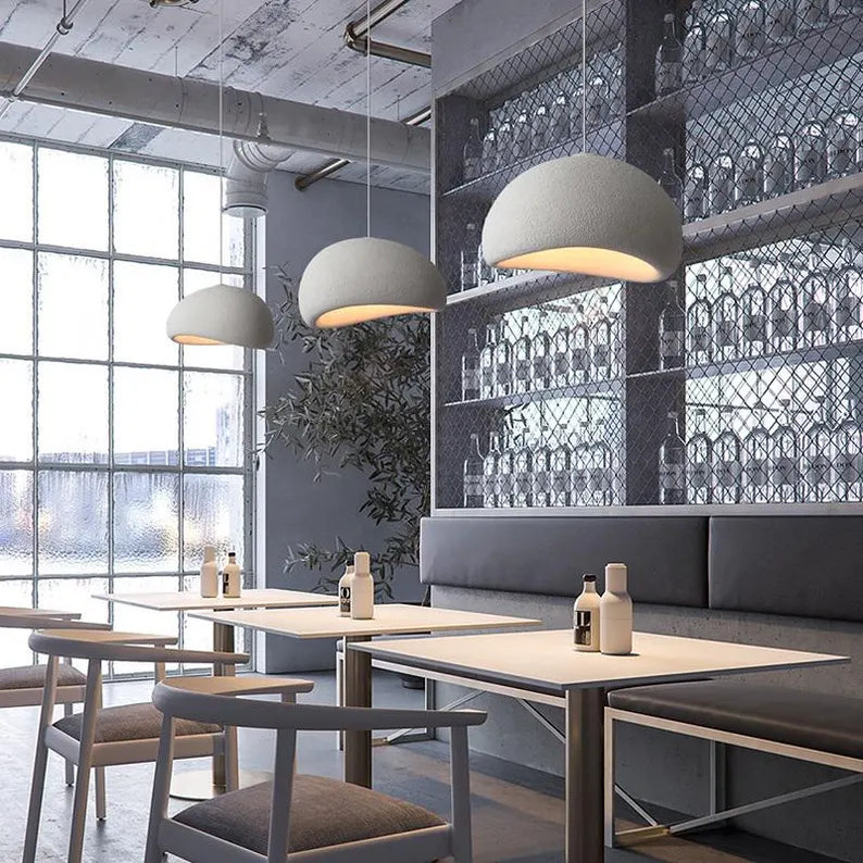 Regulowana lampa wisząca LED NimbleGlow — półkolista oprawa w stylu wabi-sabi