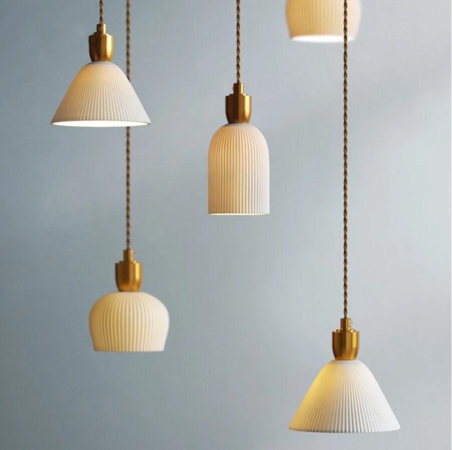 Gerippte LED-Pendelleuchte aus Keramik im Art-déco-Stil — Leuchtmittel inklusive