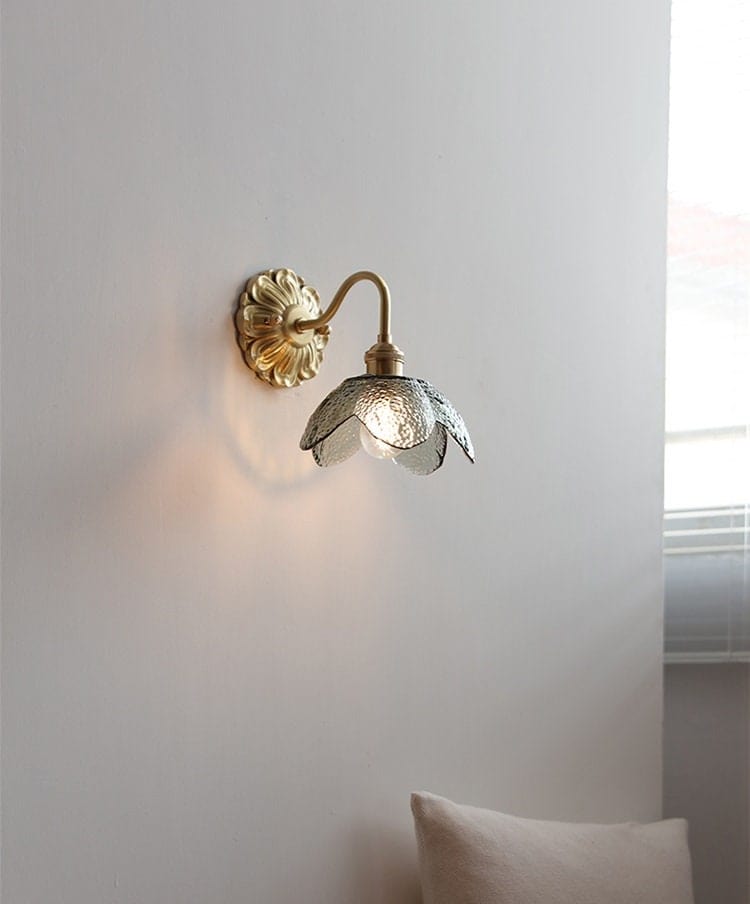 Lotus-Wandleuchte aus strukturiertem Glas — Blumenlampe aus gebürstetem Messing, Leuchtmittel inklusive