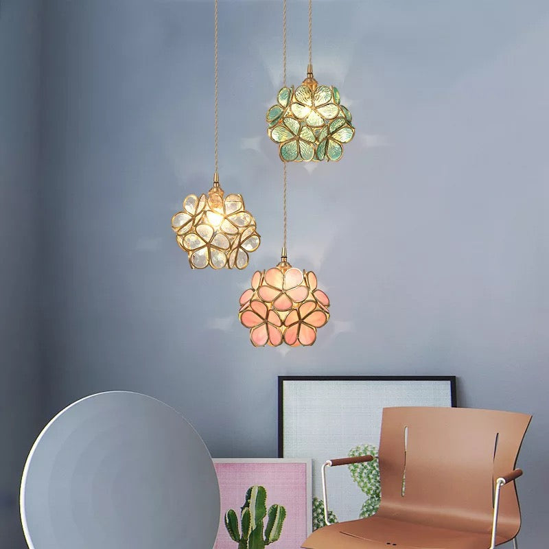 Aurea Florale Glas-LED-Pendelleuchte mit eleganten goldenen Akzenten