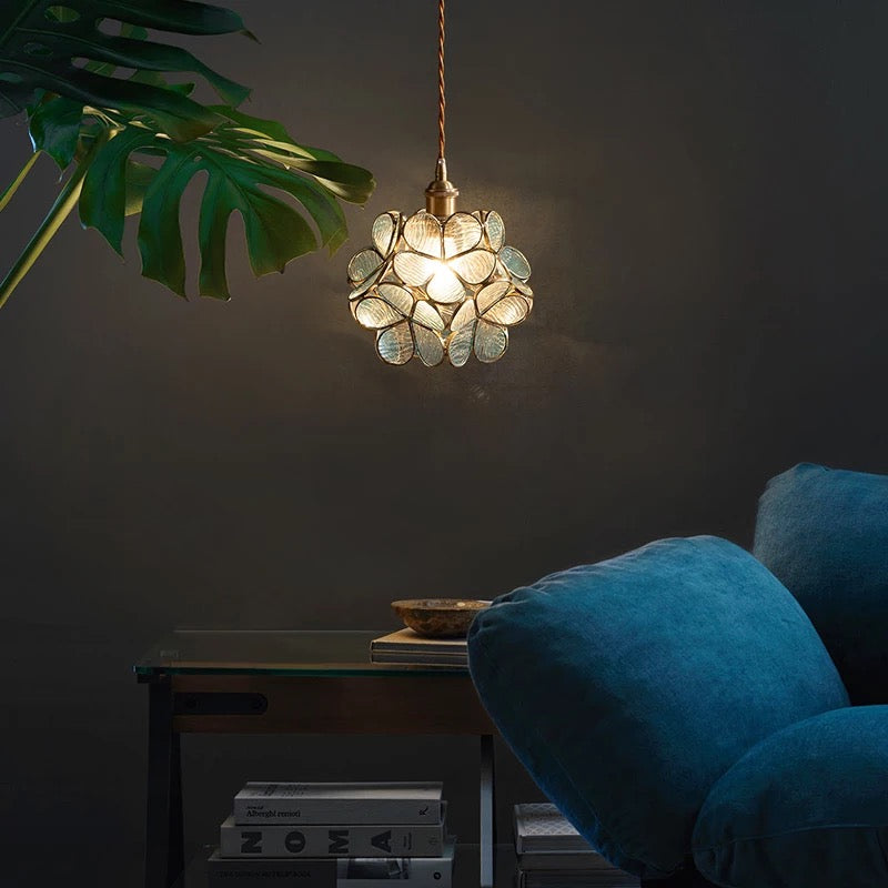 Aurea Florale Glas-LED-Pendelleuchte mit eleganten goldenen Akzenten