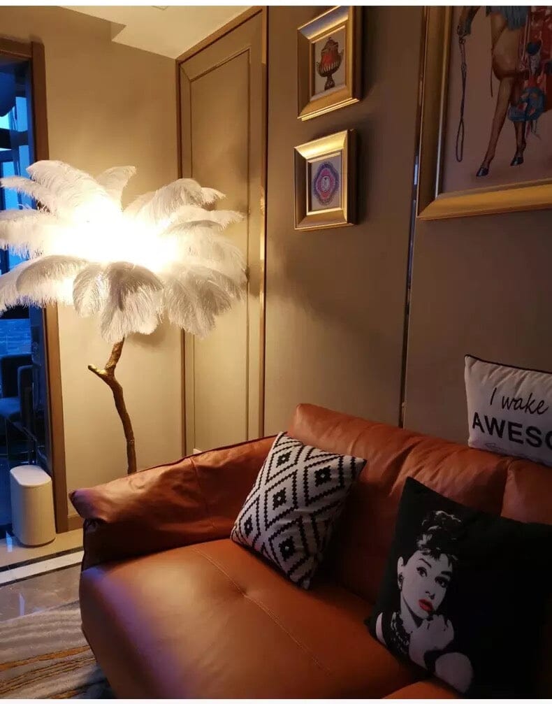 Gulvlampe med kunstige fjer — moderne, dekorativ standerlampe
