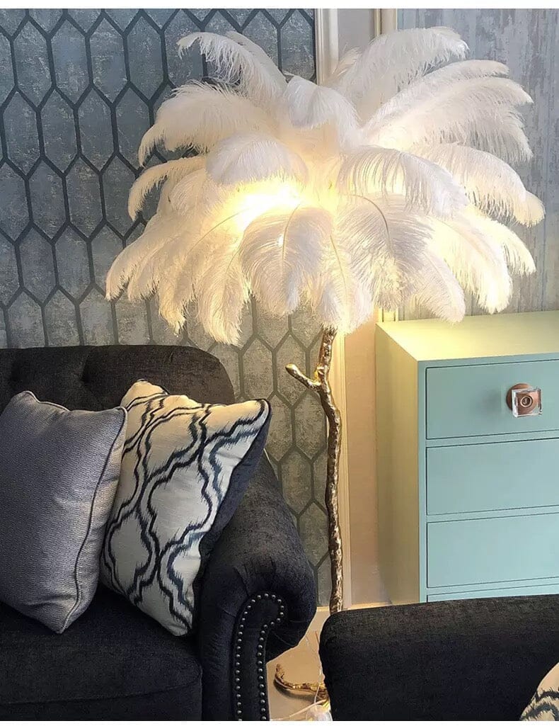 Gulvlampe med kunstige fjer — moderne, dekorativ standerlampe