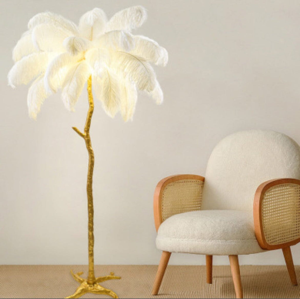 Gulvlampe med kunstige fjer — moderne, dekorativ standerlampe