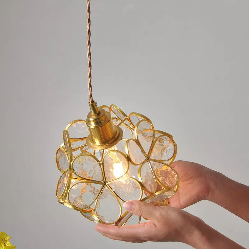Aurea Florale Glas-LED-Pendelleuchte mit eleganten goldenen Akzenten