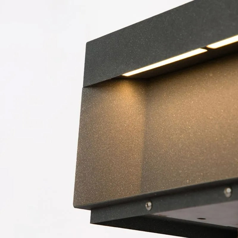 Aureon solcellsdrivna stolplampor — modern fyrkantig geometrisk design, väderbeständiga