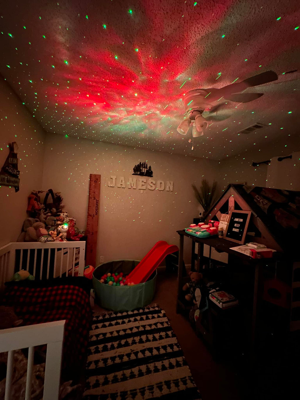 Proiector de galaxii AstroLamp — culori și luminozitate reglabile