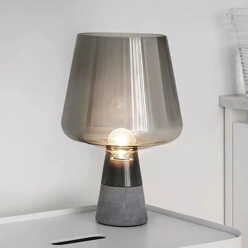 Leimu bordslampa — skärm i bärnstensfärgat glas, bas i cement