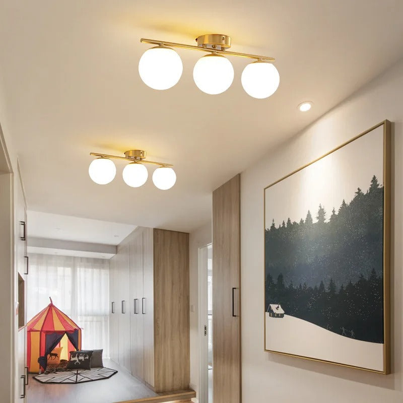 Nordische LED-Deckenleuchte aus Glas – weiße Kugel, goldene Details