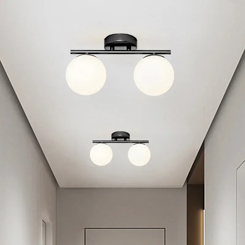 Nordische LED-Deckenleuchte aus Glas – weiße Kugel, goldene Details