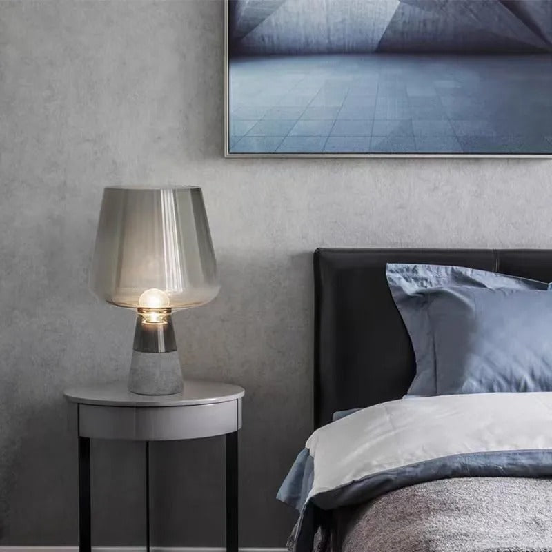 Leimu bordslampa — skärm i bärnstensfärgat glas, bas i cement