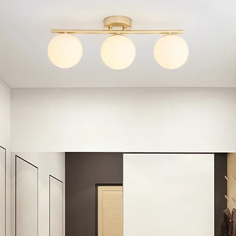 Nordische LED-Deckenleuchte aus Glas – weiße Kugel, goldene Details