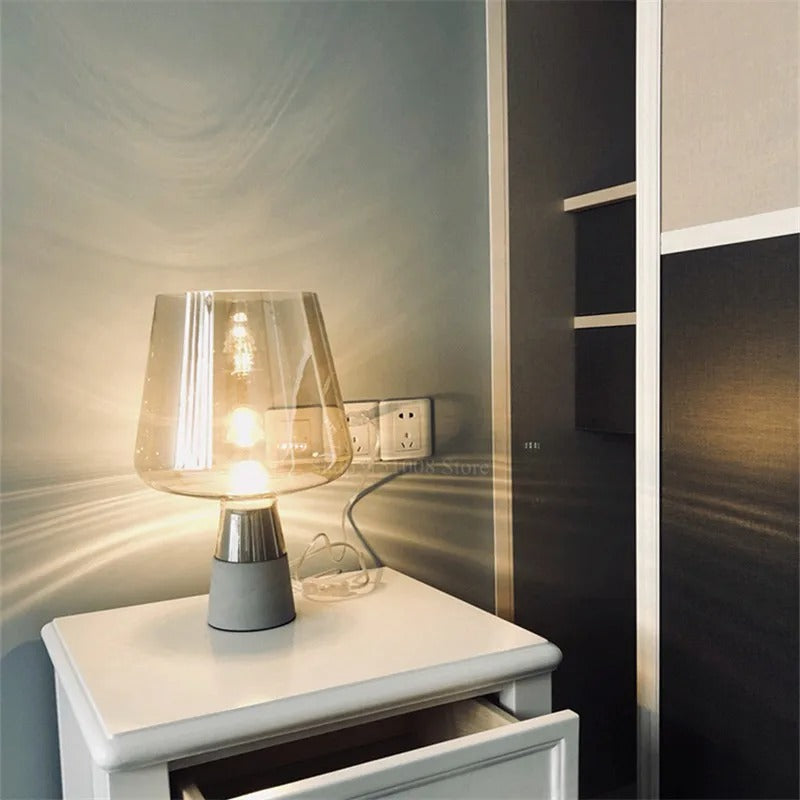 Leimu bordslampa — skärm i bärnstensfärgat glas, bas i cement